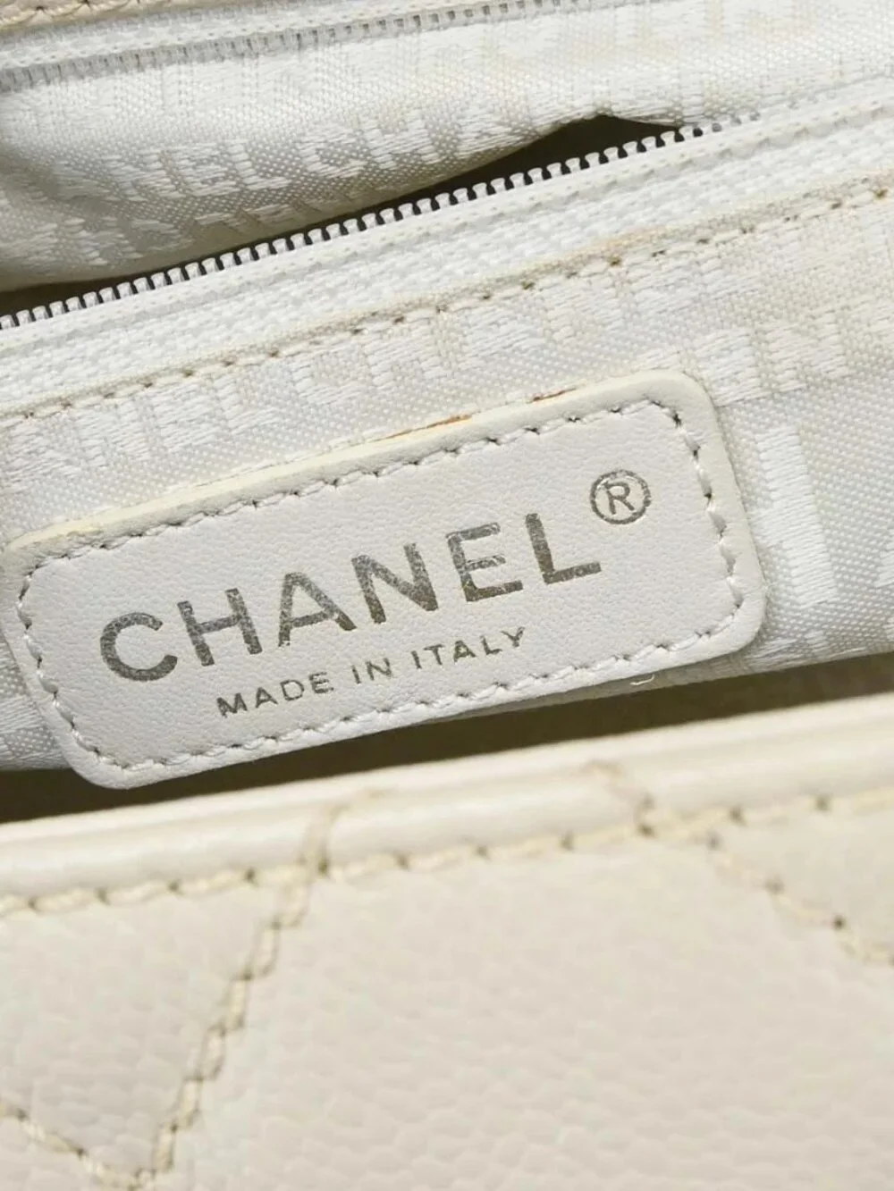 CHANEL outside 	a+